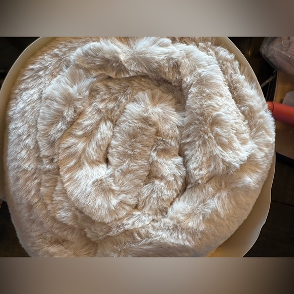 Luxurious Cream Faux Fur Throw Blanket - Picture 3 of 4